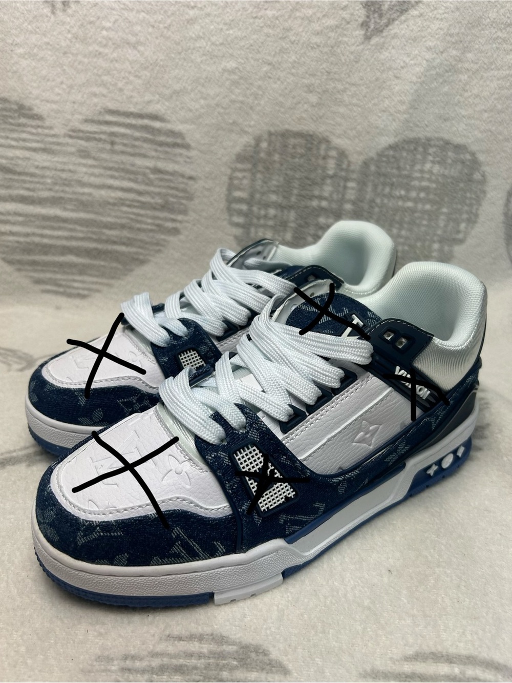 Men’s Sz 7 Low-Top Fashion Sneakers in Navy and White